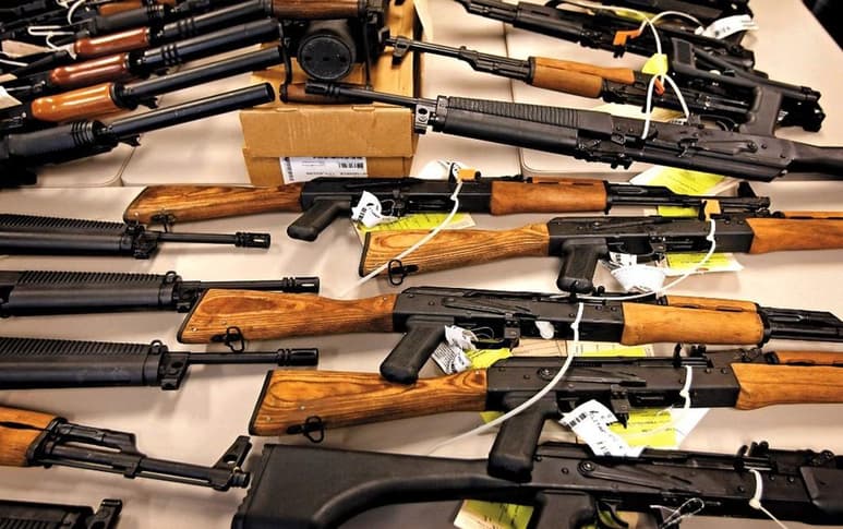 Las autoridades confiscaron armas en puestos de control de los aeropuertos de Estados Unidos a tasas récord el año pasado a pesar de la fuerte caída de viajeros debido a la pandemia de coronavirus. (ARCHIVO)