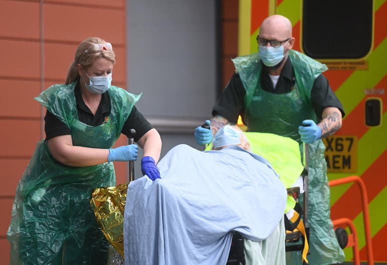 La cifra oficial de fallecidos por coronavirus en el Reino Unido desde que comenzó la pandemia superó este martes la barrera de los 100,000, tras registrarse hoy 1,631 muertos. (ARCHIVO) 

