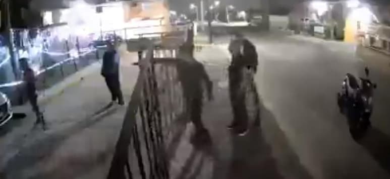 Tras accionar el arma, los sospechosos se vieron sometidos por miembros de la familia (CAPTURA)