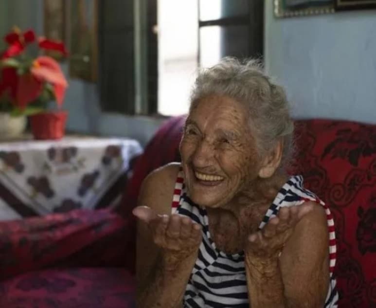 Hilda Cândida da Silva, una mujer de 108 años de edad de la comunidad de Três Ilhas en Brasil, se volvió viral luego de que rechazara la aplicación de la vacuna contra el COVID-19. (Especial)