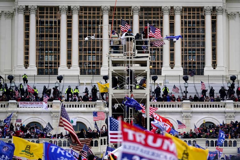 La jefa en funciones de la Policía del Capitolio de EUA, Yogananda Pittman, admitió este martes ante el Congreso que hubo 'fallas' en la seguridad del complejo, en donde el pasado 6 de enero irrumpieron violentamente seguidores del expresidente Donald Trump, y ofreció disculpas por lo ocurrido. (ARCHIVO) 
