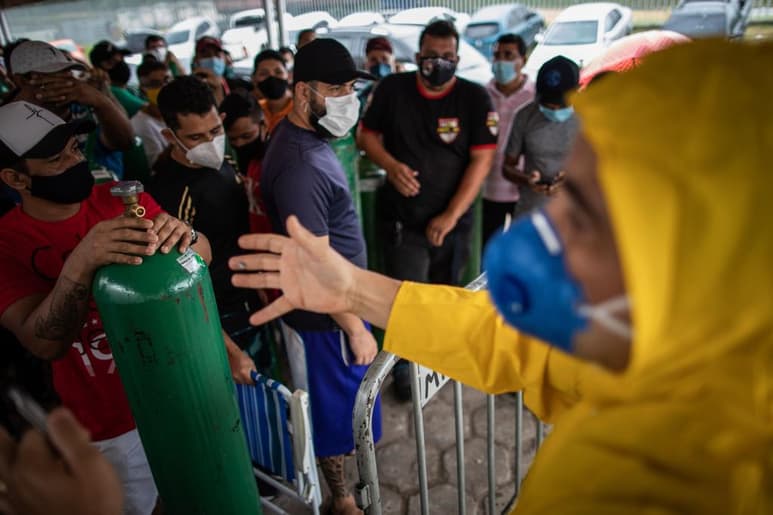 El mundo llegó este martes a los 100 millones de casos de COVID-19, con EUA, la India y Brasil, como los países con más contagios, según los datos independientes de la Universidad Johns Hopkins. (ARCHIVO)