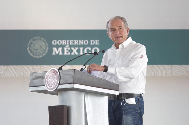 Luego de estar aislado solo un día, este martes el gobernador Juan Manuel Carreras se reincorporó a sus actividades regulares, cuando encabezó la mesa para la construcción de la paz y la seguridad en el Centro de Convenciones de San Luis Potosí, ya que, refirió, salió negativo en su prueba para detectar el COVID-19. (ARCHIVO)