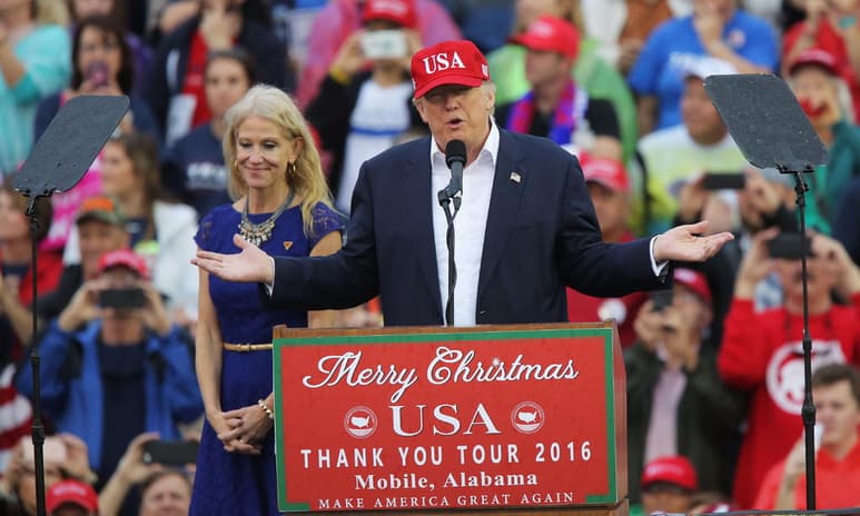 Kellyanne Conway, la mediática antigua asesora del expresidente Donald Trump, está siendo investigada por la policía después de que apareciera publicada en una cuenta de Twitter una foto semidesnuda de su hija de 16 años, Claudia, con la que mantiene una tensa relación. (EFE)