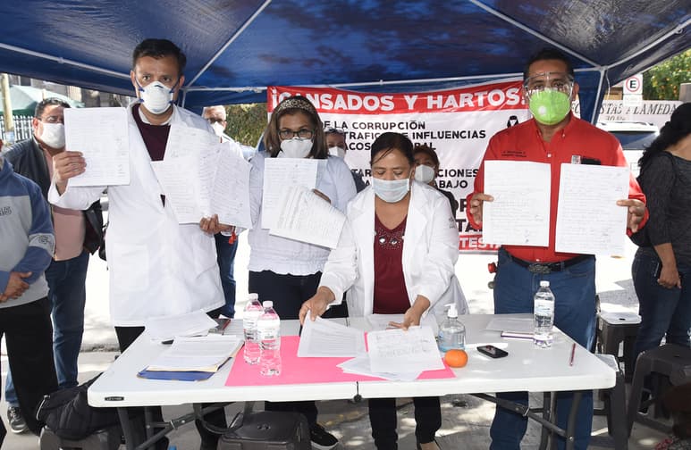 El personal de salud inconforme presentó ayer un pliego de peticiones en el que exigen las listas reales de los profesionales sanitarios que fueron capturadas en la plataforma vacunascovid.gob.mx. El director del nosocomio dijo que las plataformas son confidenciales. (JESÚS GALINDO)
