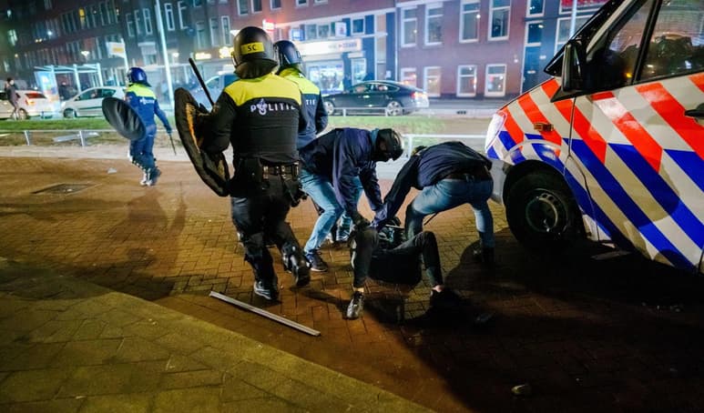 Bajo la bandera de protestas contra el toque de queda, grupos de ultraderecha, hinchas, negacionistas y jóvenes convocados en redes sociales se han echado a las calles estos días contra la policía en los peores disturbios que vive Países Bajos en 40 años, lo que mantiene en vilo a un Estado en precampaña y con un Gobierno dimisionario en funciones. (ARCHIVO)