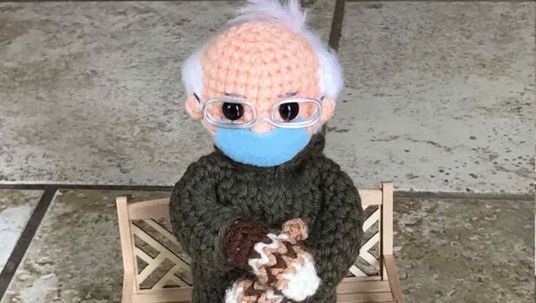 Tobey King, creó el muñeco de croché basado en la imagen de Sanders que lo ha vuelto famoso (ESPECIAL)