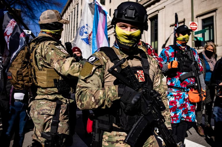 El Departamento de Seguridad Nacional de Estados Unidos emitió el miércoles un boletín de terrorismo interior que alerta sobre la posibilidad de actos violentos por parte de personas motivadas por sentimientos contra el gobierno después de la elección del presidente Joe Biden. (ARCHIVO)