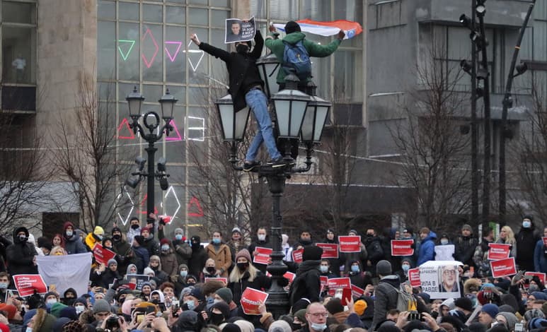 Rusia entregó hoy a la embajada de EUA una nota de protesta por la difusión 'a gran escala' de 'noticias falsas' por parte de plataformas digitales estadounidenses y la legación en Moscú sobre las manifestaciones del pasado sábado en favor de la liberación del líder opositor ruso Alexéi Navalni. (ARCHIVO)