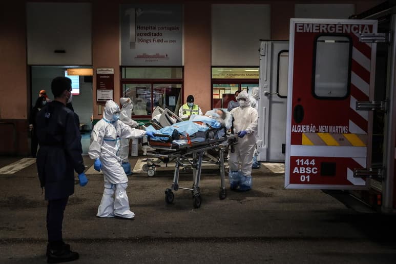 Portugal y España siguen batiendo récords de contagios y fallecidos en la tercera ola, mientras el Reino Unido anunció cuarentenas en hoteles para viajeros que procedan de zonas de alto riesgo y Francia admite que el toque de queda no es suficiente para frenar la pandemia. (EFE)