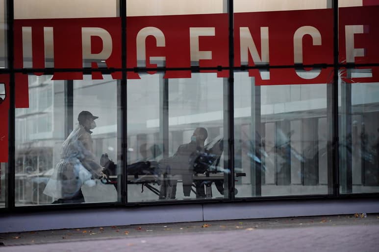 Francia notificó este miércoles 26,916 nuevos contagios por coronavirus, lo que significa un aumento respecto a los días anteriores, y también subieron los ingresos en los hospitales y en las unidades de cuidados intensivos. (ARCHIVO)