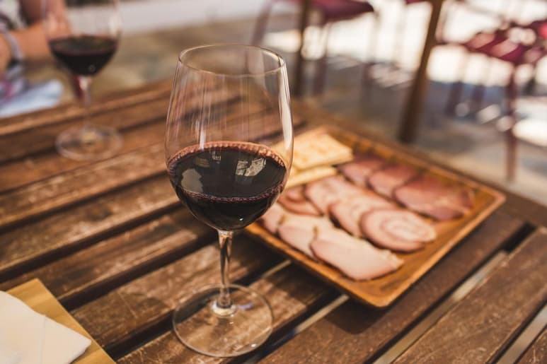 Es sabido que el vino puede utilizarse como recursos para marinar distintos platillos, además de otorgar diferentes texturas, matices, aromas y sabores. (ARCHIVO)