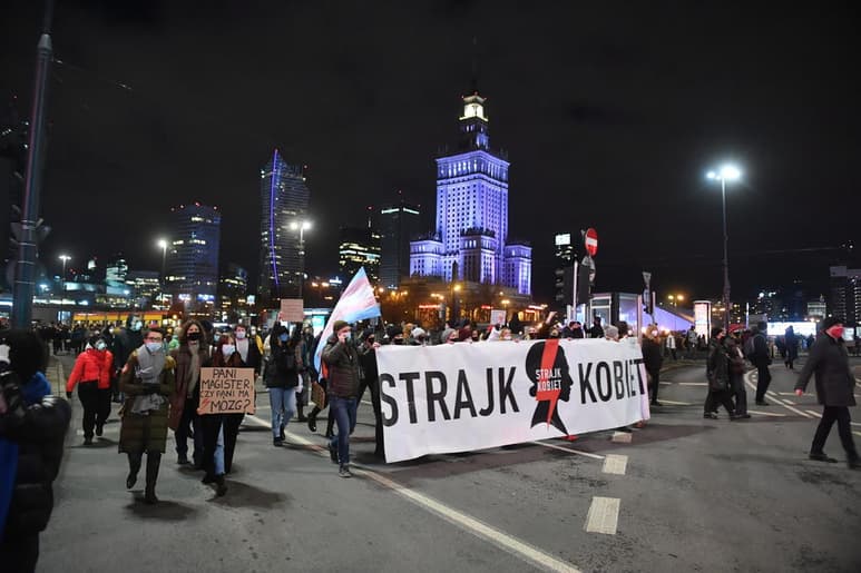 La inminente puesta en práctica de la decisión del Tribunal Constitucional (TC) de Polonia, que de hecho implica una prohibición casi total del aborto, ha desatado protestas en las calles de Varsovia. (EFE)