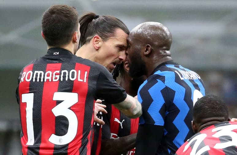 Acalorada discusión tuvieron Zlatan y Romelu Lukaku al finalizar el primer tiempo del duelo de Copa del martes entre Milan e Inter. (EFE)