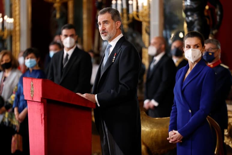 Acompañado de la reina Letizia y del presidente del Gobierno español, Pedro Sánchez, Felipe VI presidió hoy la tradicional recepción al cuerpo diplomático acreditado en España en el Palacio Real, marcada por la pandemia, que llevó a reducir a la mitad el número de invitados.
(EFE)
