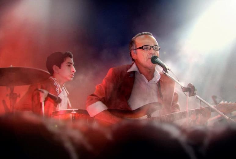 Pionero. Actualmente, Moisés Castillejos comparte el rock con su nieto en los escenarios de Chiapas.