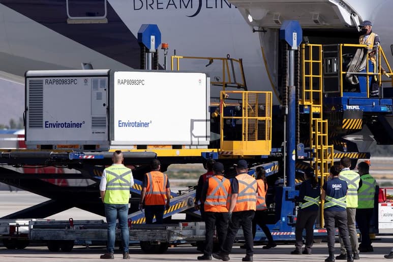 Chile recibió el jueves casi dos millones de dosis de la vacuna china Sinovac contra la COVID-19, el cargamento más grande recibido por el país sudamericano hasta la fecha y con el que tiene previsto comenzar la vacunación masiva. (ARCHIVO)