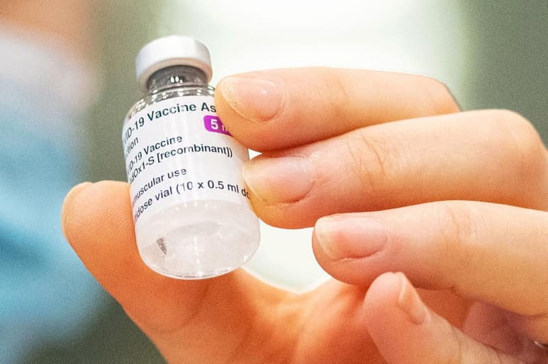 Crece la tensión en los países ante la lentitud de las campañas de vacunación y hay verdaderos problemas de demora en la producción. “Nadie está a salvo hasta que todos estén a salvo”, dijo el jefe para Europa de la Organización Mundial de la Salud el jueves. (ARCHIVO)