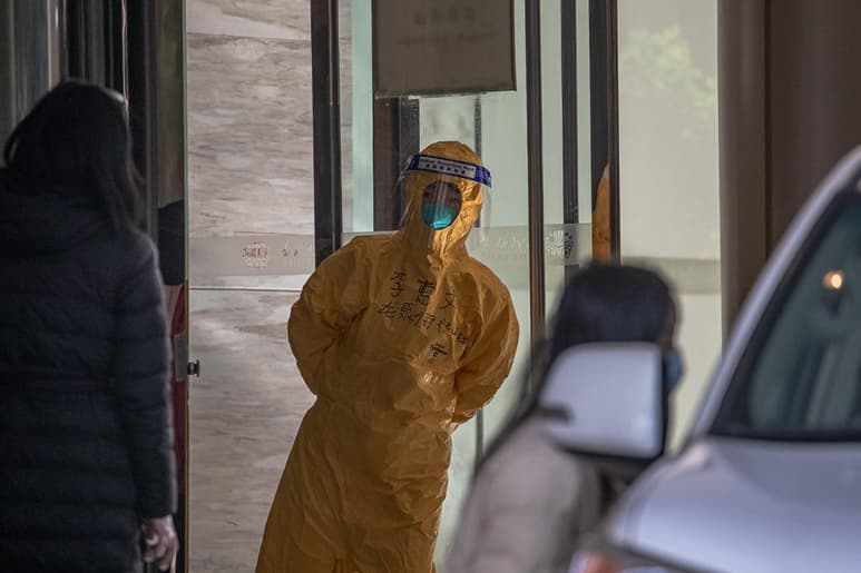 China y la organización de salud internacional no ofrecieron ningún detalle sobre la hora en que iban a concluir su cuarentena en un modesto hotel de la capital de Hubei, ni sobre el programa previsto de la misión, ni tampoco sobre dónde se iban a alojar en la ciudad una vez acabado el confinamiento.
(EFE)