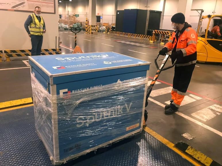 Un avión de Aerolíneas Argentinas llegó el jueves a Buenos Aires con 220,000 vacunas Sputnik V para continuar con el proceso de inmunización contra el nuevo coronavirus en Argentina y un lote de 20,000 unidades destinadas a Bolivia, el segundo país de la región que aplicará el inmunizante ruso. (ARCHIVO)