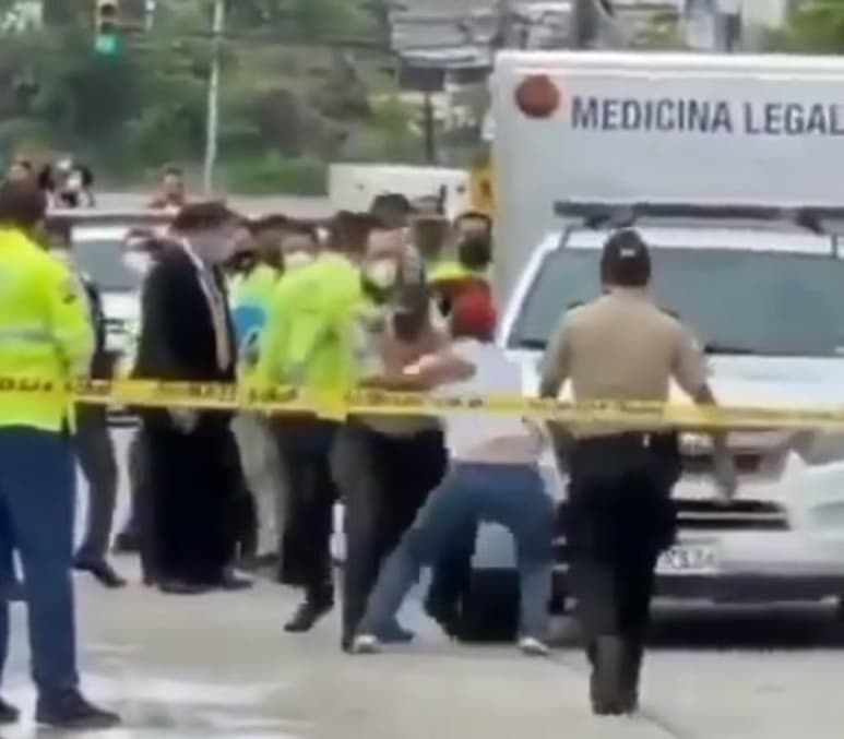 La mañana de este jueves se difundió en redes sociales el video donde se muestra el momento exacto en el que el hermano de Efraín Ruales arriba a la escena del crimen tras su asesinato  (Especial) 