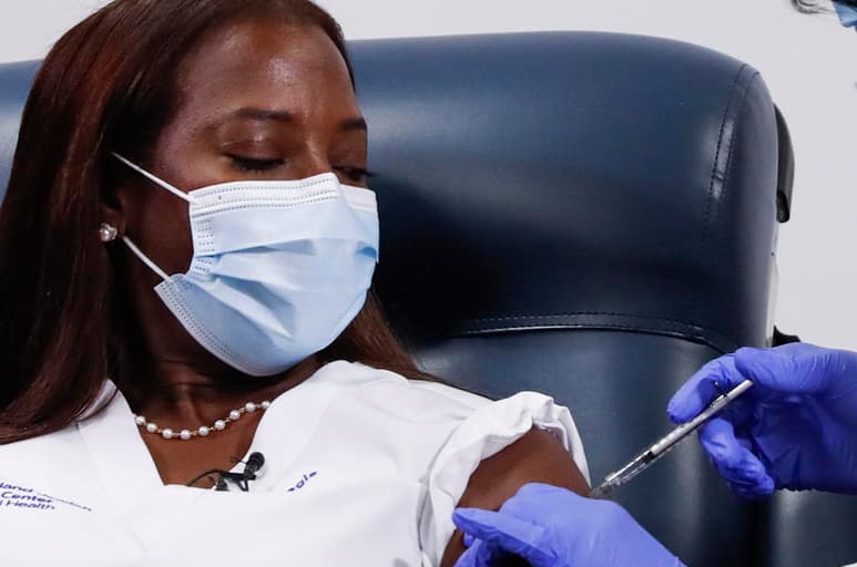 Los legisladores demócratas pidieron a las autoridades de salud federales abordar la disparidad racial en el acceso a las vacunas contra el coronavirus en Estados Unidos, ya que los datos de algunos de los estados más afectados muestran que estadounidenses no blancos que son elegibles no las están recibiendo. (ARCHIVO)