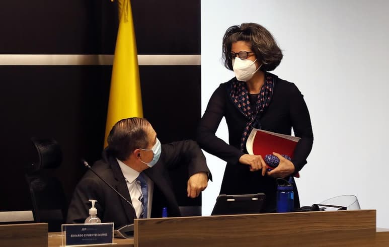 La Justicia Especial para la Paz (JEP) acusó por primera vez a la antigua guerrilla de las FARC por crímenes de guerra e imputó a sus últimos ocho jefes por los secuestros y otros graves delitos relacionados con la privación de la libertad cometidos durante el conflicto armado colombiano. (EFE)