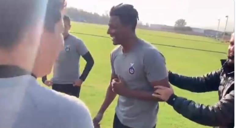 El Deportivo Cafessa, le dio la bienvenida a Joao Maleck al campo de entrenamiento. (ESPECIAL)