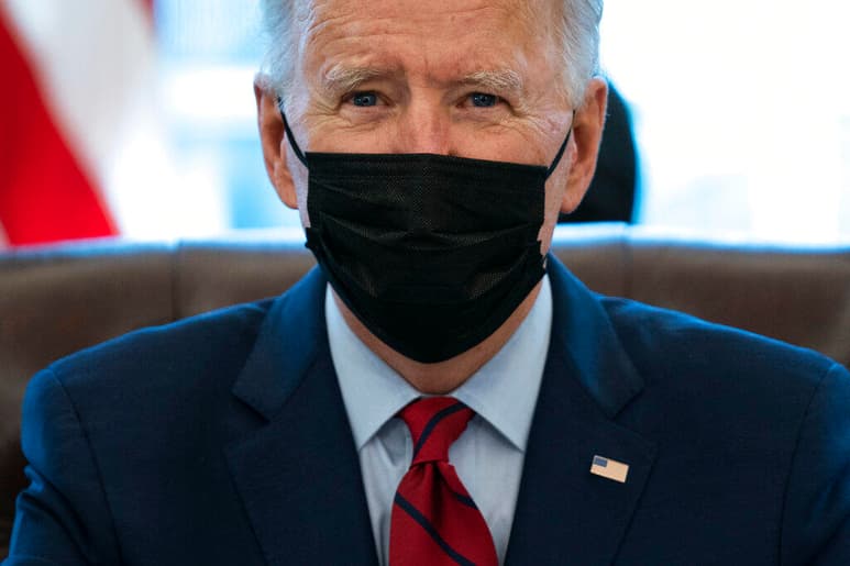 El presidente de Estados Unidos, Joe Biden, decretó este jueves varias medidas para ayudar a acceder a la salud a millones de estadounidenses sin seguro médico y eliminar los obstáculos a la financiación de grupos que practican o asesoran sobre el aborto en el extranjero. (ESPECIAL)