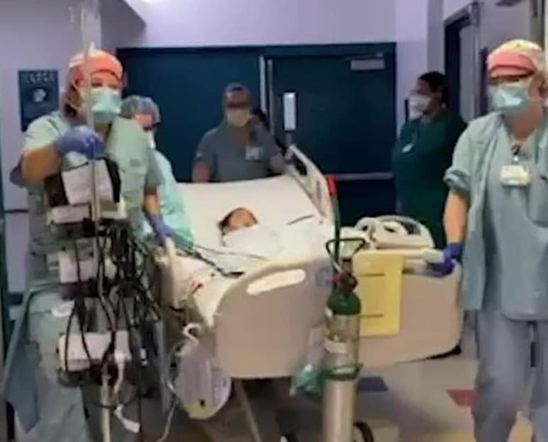 En redes sociales se difundió el desgarrador video de una familia despidiéndose de su hijo de un año de edad tras sufrir muerte cerebral. (Especial) 