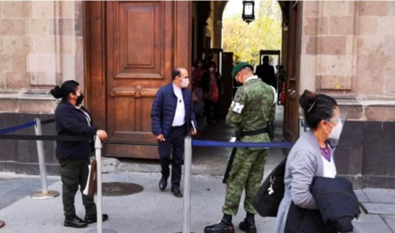 Esta tarde, el padre Alejandro Solalinde, director del albergue para migrantes 'Hermanos en el Camino', de Ixtepec, Oaxaca, acudió a Palacio Nacional donde se recupera el presidente Andrés Manuel López Obrador tras dar positivo a COVID-19 el pasado domingo. (ESPECIAL)