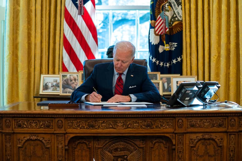 El presidente Joe Biden rescindió el jueves una regulación que prohibía que la ayuda exterior de Estados Unidos se utilizara para llevar a cabo abortos o para promoverlos. Su decisión, aunque esperada, fue celebrada por los defensores del derecho al aborto y por algunos grupos humanitarios, mientras que fue criticada por los grupos que están en contra de la interrupción del embarazo. (ESPECIAL)