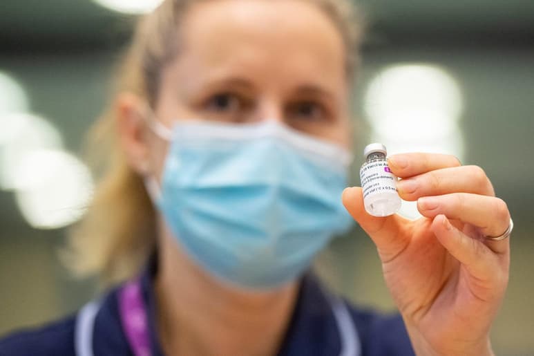 Tras el problema de entregas de vacunas de la compañía anglo-sueca AstraZeneca, la Comisión Europea ha creado un mecanismo de emergencia que le permitirá controlar y, eventualmente bloquear, las exportaciones a terceros países de las vacunas contra la COVID-19 producidas en el territorio de la Unión Europea. (ESPECIAL)