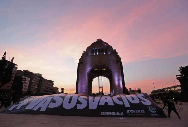 Los centros nocturnos, bares y discotecas en México, uno de los sectores más golpeados por la pandemia de COVID-19, lanzaron este jueves un 'grito desesperado' a las autoridades para no cerrar miles de negocios y perder miles de fuentes de empleo con un singular mitin en Ciudad de México. (EFE)