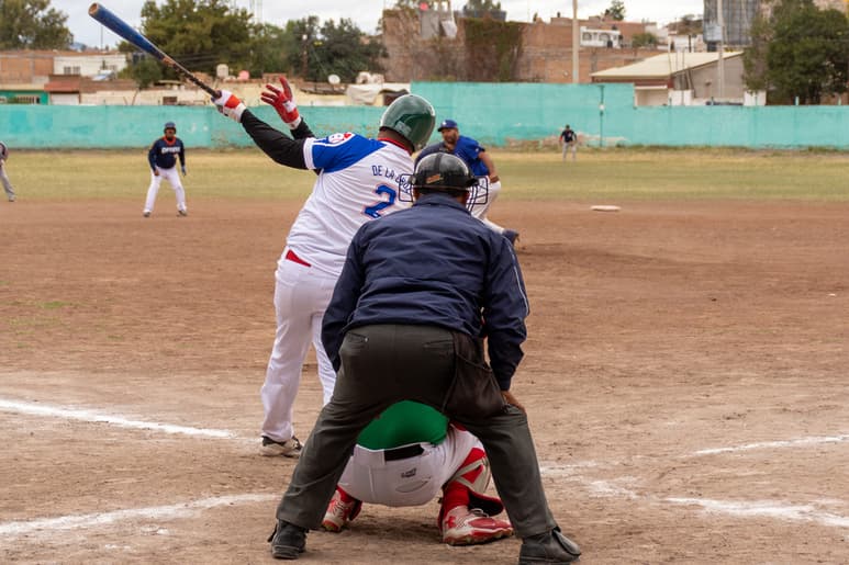 Los bateadores están listos para hacer volar la pelota de 108 costuras y anotar las carreras que les lleven a las anheladas victorias. (ARCHIVO)