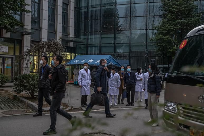 En el Hospital Provincial de Medicina Integrada Tradicional China y Occidental, también conocido como el hospital de Xinhua, la doctora Zhang Jixian recibió el 26 de diciembre de ese año a una pareja mayor que se quejaba de fiebre y tos.
(EFE)