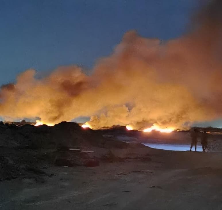 Algunas personas que se percataron de las llamas a la distancia, se comunicaron por medio del sistema de Emergencias 911 para reportar el incendio, aunque no se sabía con exactitud de dónde provenían las llamas.
(EL SIGLO DE TORREÓN)