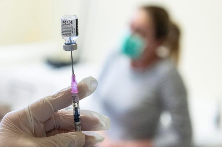 La vacuna de Pfizer/BioNTech contra la COVID-19 es en gran medida eficaz contra la variante británica del coronavirus SARS-CoV-2, según un estudio que publica la revista Science a partir del análisis de sueros de 40 pacientes. (ARCHIVO) 
