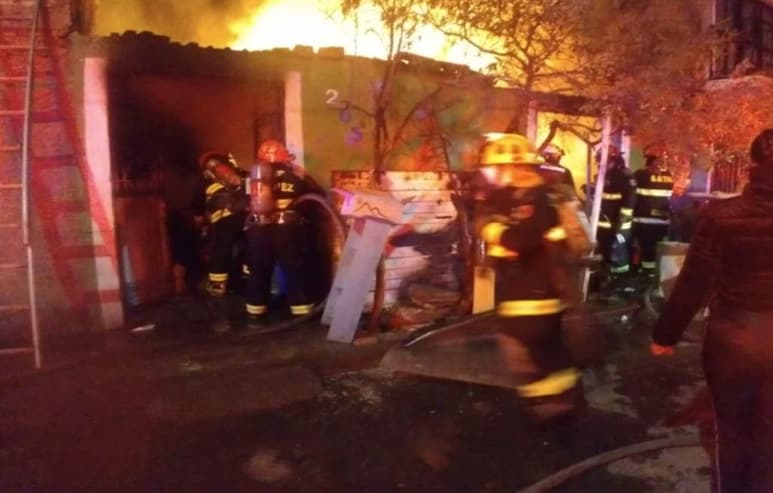 Vecinos intentaron apagar el fuego con cubetas de agua, al igual que policías municipales que arribaron al domicilio en auxilio de la familia, sin lograrlo por el avance de la conflagración.
(ESPECIAL)
