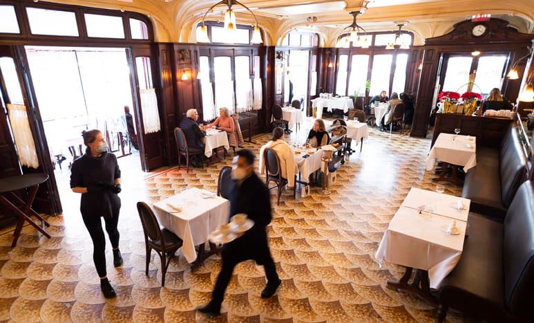 Los restaurantes de Nueva York podrán volver a abrir sus comedores con una capacidad reducida del 25 % del total a partir del día de San Valentín (14 de febrero) después de que el índice de positividad de COVID-19 en la ciudad haya bajado del 5 %, anunció este viernes el gobernador, Andrew Cuomo. (ARCHIVO) 
