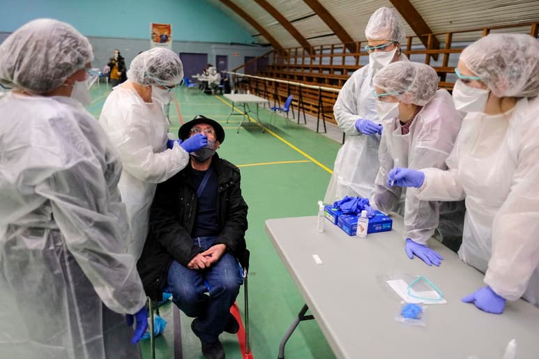 Francia superó oficialmente este viernes el listón de los 75,000 muertos por coronavirus, al notificar 820 fallecidos más, en un momento en que el Gobierno y el presidente, Emmanuel Macron, planean medidas restrictivas adicionales, que probablemente tomarán la forma de un tercer confinamiento. (ARCHIVO)