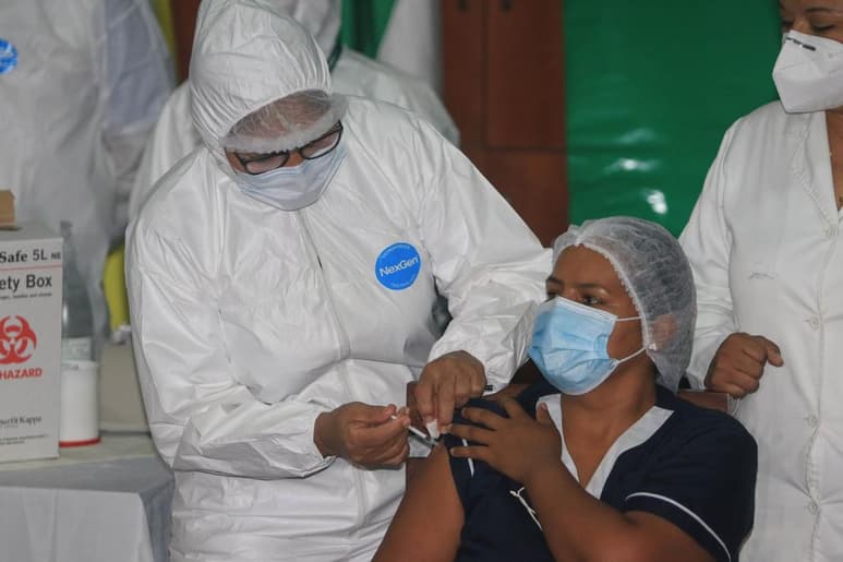 Una enfermera fue la primera persona en Bolivia en recibir este viernes la vacuna contra la COVID-19 tras la llegada de las primeras 20,000 dosis de la rusa Sputnik V. (EFE)