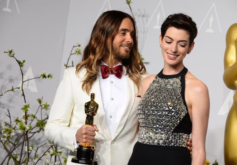 Anne Hathaway y Jared Leto, dos de los rostros más conocidos de Hollywood, han fichado por Apple para protagonizar una serie sobre los escándalos financieros que rodearon a la compañía de oficinas de cotrabajo ('coworking') WeWork. (ESPECIAL)