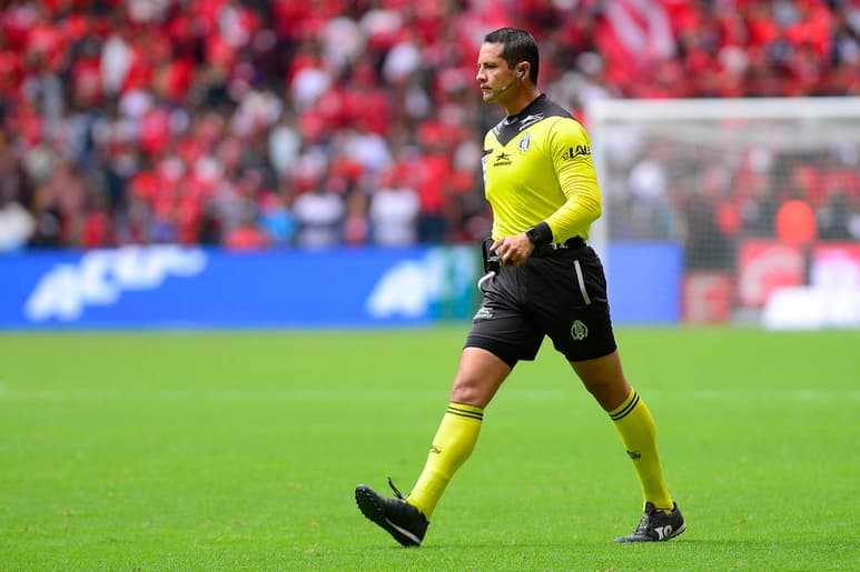 El silbante tapatío Diego Montaño Robles, será el árbitro central del partido del próximo domingo en el Estadio Corona, entre Santos Laguna y Águilas del América. (ESPECIAL)