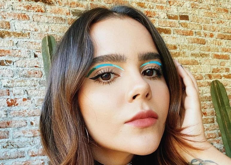 Los broches para el pelo son accesorios que pueden ser empleados para diversos objetivos, ya sea para sujetar mechones de nuestra melena, o únicamente para complementar un look y lucir un peinado casual. (INSTAGRAM)