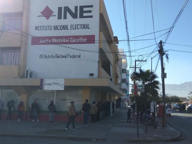 Los módulos del Instituto Nacional Electoral (INE) en Coahuila están saturados, en términos de las citas disponibles, por lo que se hace un llamado a los ciudadanos cuyo trámite no es urgente a que no acudan en estos días, para dar oportunidad a los jóvenes que recién cumplen los 18 años y quienes deseen realizar un cambio de datos. (ARCHIVO)