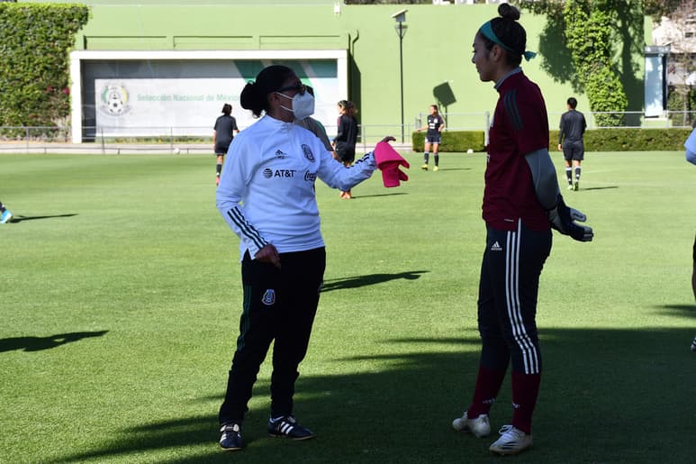 La estratega nacional, estuvo atenta y muy de cerca con la guardameta del Santos Laguna Femenil, en su primer llamado a la mayor. (FEMEXFUT)