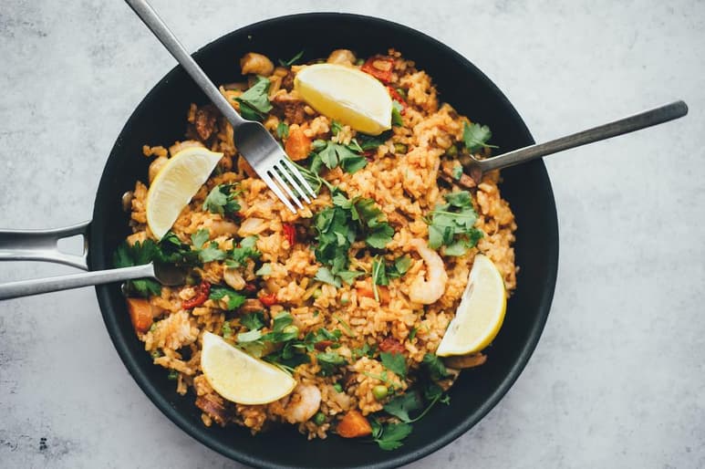 El arroz es uno de los platillos que más consumen los mexicanos, y al mismo tiempo, uno de los que más polémica causan dado que no a todos se les facilita tanto su elaboración. (ARCHIVO)