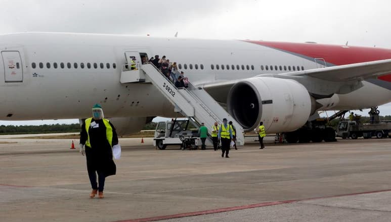 En medio de una espiral creciente de contagios del coronavirus en Cuba, que este sábado registró casi un millar de casos nuevos, las autoridades dispusieron restricciones en los aeropuertos y el ingreso obligatorio de los viajeros internacionales a centros de aislamiento. (ARCHIVO)