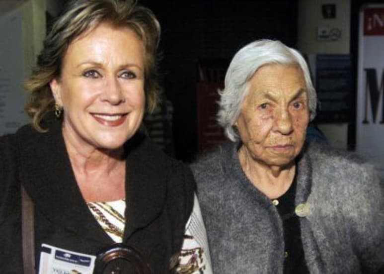 Laura Zapata sólo espera luz verde por parte del geriatra para que pueda sacar a su abuela, Eva Mange, del asilo donde se encuentra y llevarla a casa. (Especial)